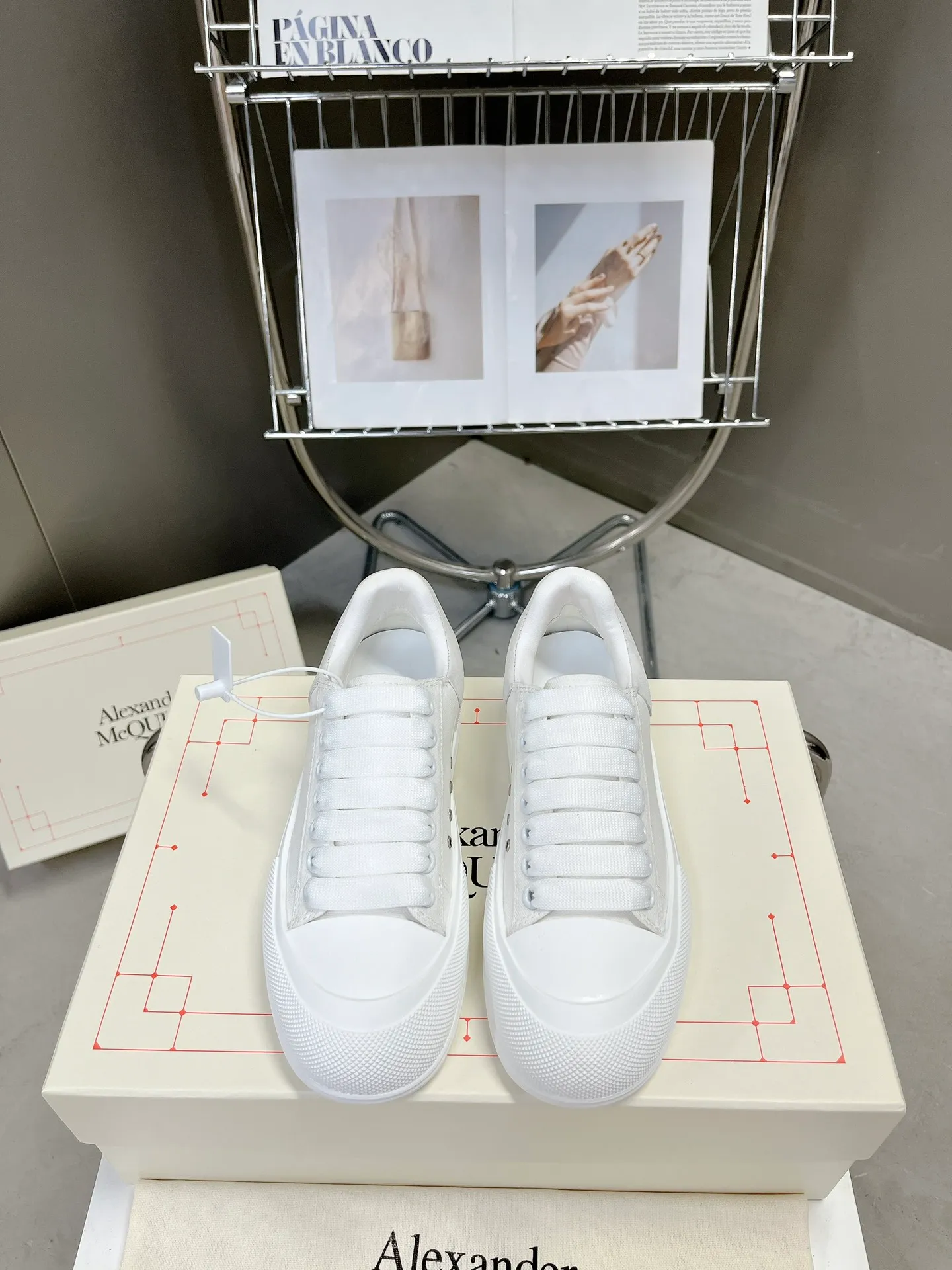 👟👟Ex-factory price 540👟👟 McQueen couple shoes, the latest Milan Fashion Week T-stage show debut in early spring and summer, unique and personalized design, super classy upper foot, round toe design allows the toes to be completely released. I spent a lot of money to buy multiple pairs of originals and dismantled them to make replicas. Many stars: Guli Nazha, Wu Lei, and Internet celebrity bloggers endorsed it, Xiaohongshu became a hit, and the counters were sold out! Fabric: Specially crafted cotton canvas/imported sheepskin, sheepskin lining, cowhide feet. Size: 35-44# (GL)
